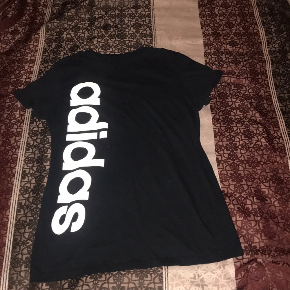 Adidas tee🖤